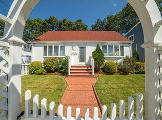 184 S Strong Ave, Lindenhurst, NY 11757
