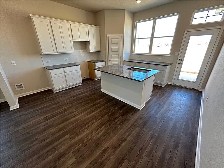 2204 Johnny Lyon Ct — Photo 4