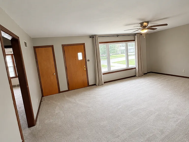 5908 E Avalon Rd — Photo 2