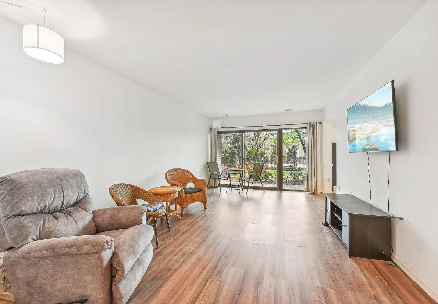 1 bed, 1.0 bath, 962 sqft, $1,950 — Photo 3