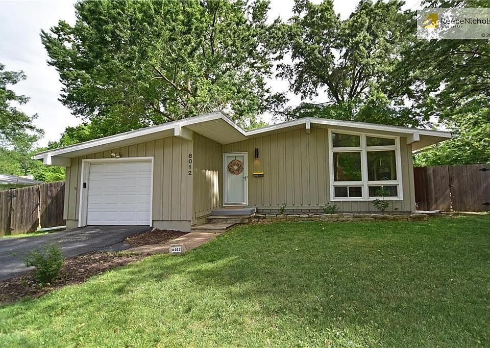 Welcome home! Convenient Overland Park location with community park nearby