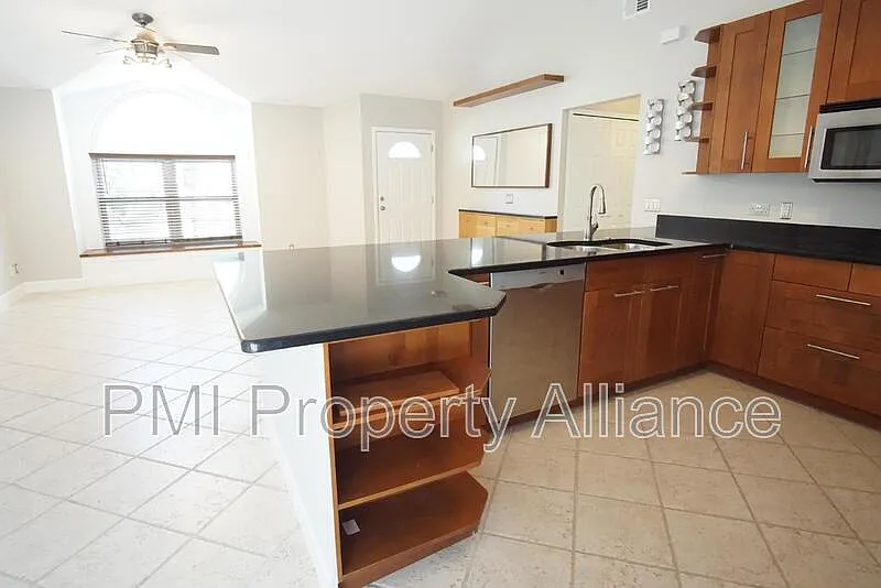 3 bed, 2.0 bath, 1269 sqft, $2,349 — Photo 4