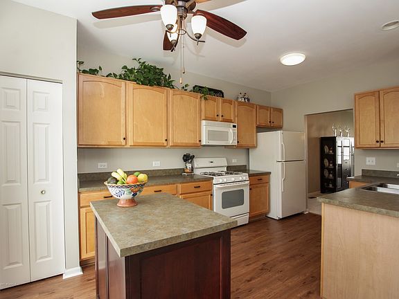 4th image of 821 Summit Creek Dr