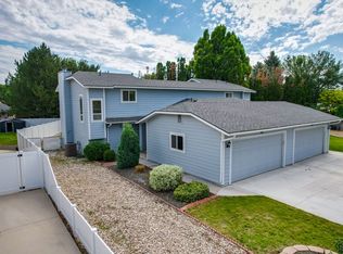 3288 W Sugar Creek Dr, Meridian, ID 83646
