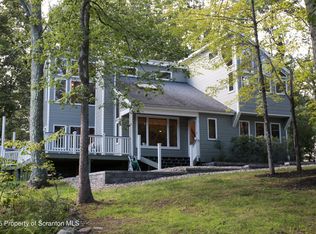 801 Pony Ct, Hawley, PA 18428