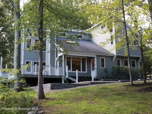 801 Pony Ct, Hawley, PA 18428
