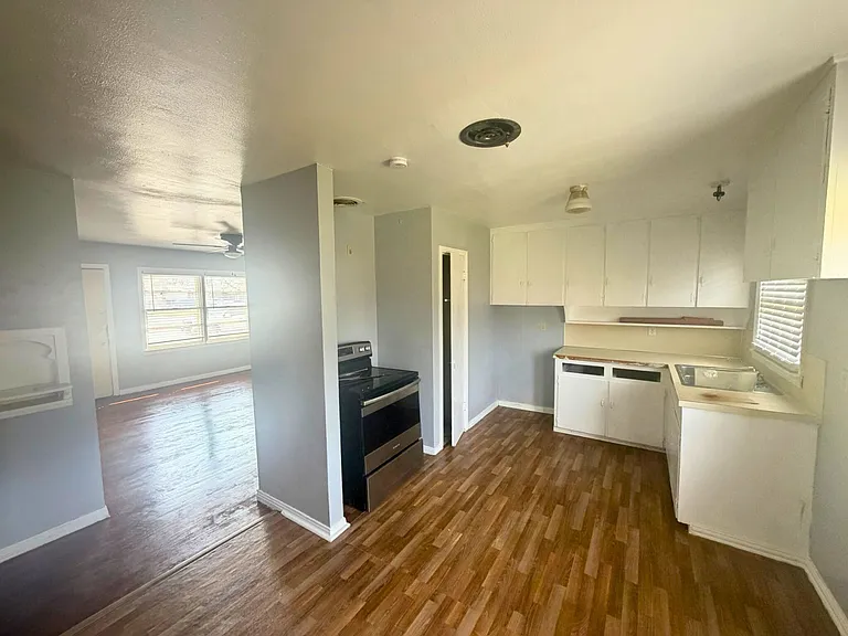 301 Charles Ln — Photo 6