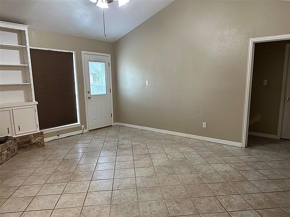 5th image of 1868 Acacia Cir