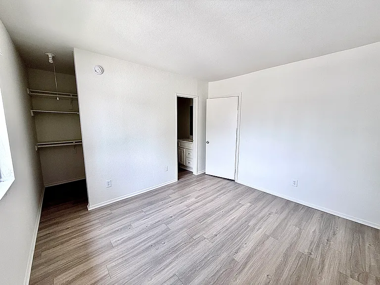 7355 Woodley Ave #10 — Photo 11