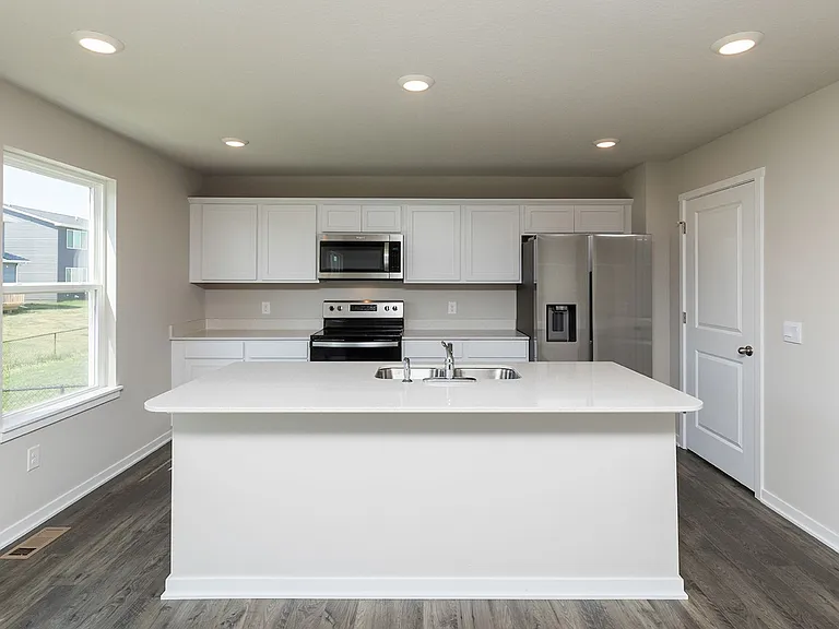 514 Elizabeth Ln NW — Photo 2