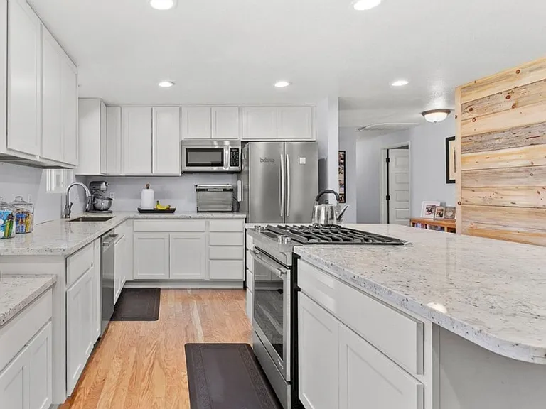 903 NW Hewitt Ln — Photo 6
