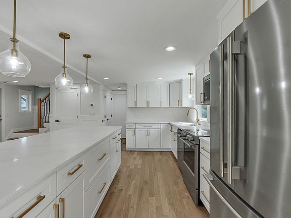 4th image of 10 Briggs Ln
