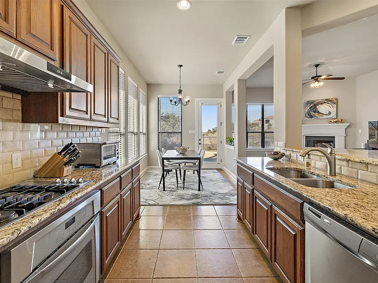 2216 Gilia Dr — Photo 9