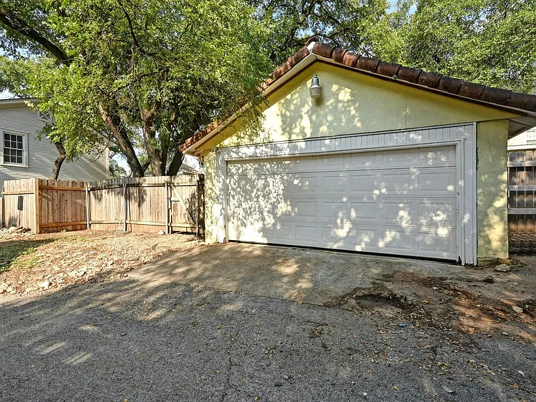 2829 San Gabriel St — Photo 40