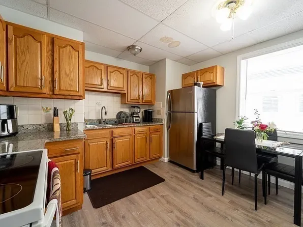 61 Houghton St APT 5, Worcester, MA 01604