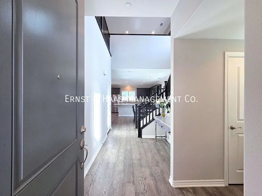 Stunning 3-Bedroom, 2.5-Bathroom Long Beach Home at Riverdale! — Photo 4