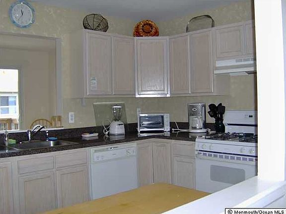 3rd image of 20 M St