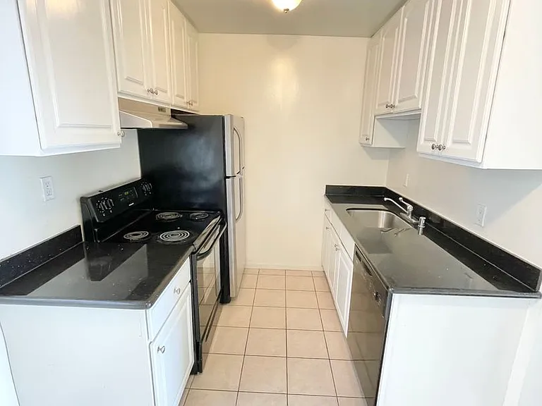 122 (725 Monterey) — Photo 2