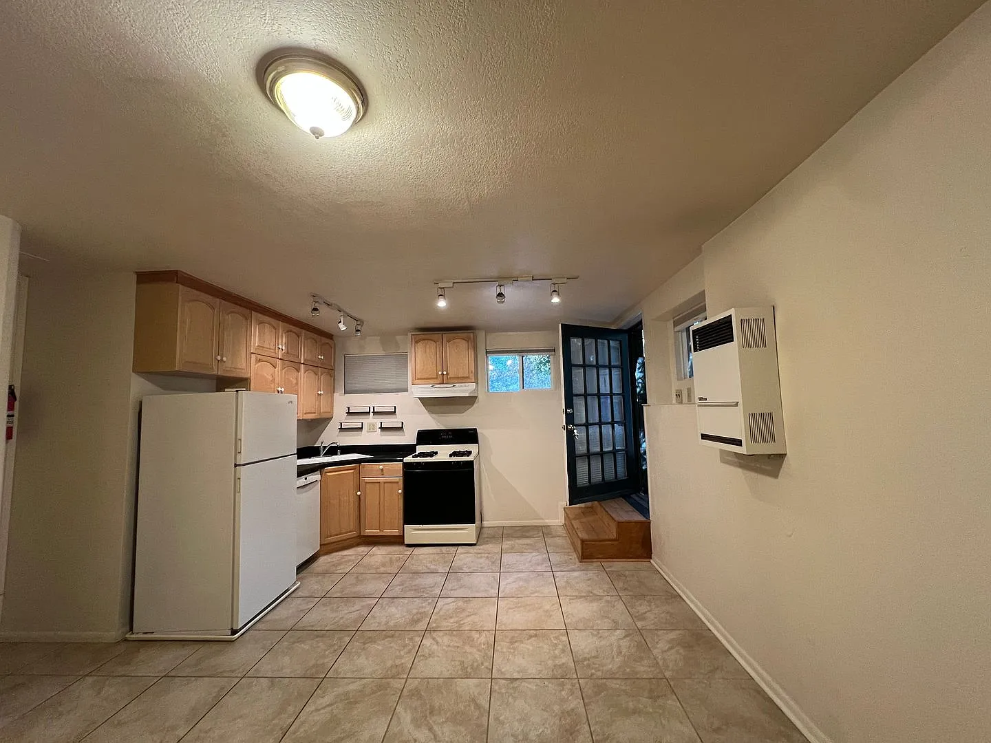 1 Pine Avenue — Photo 4