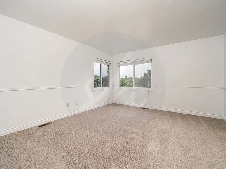 565 Wycliffe Dr — Photo 12