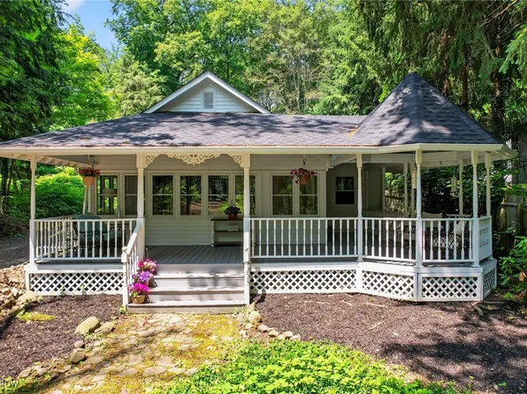 1990 Woodstock Rd, Gates Mills, OH 44040