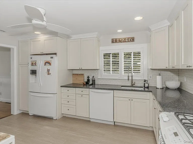 15 Gardners Ln — Photo 9