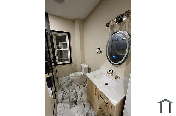 Building Photo - 160 W Selden St #2
