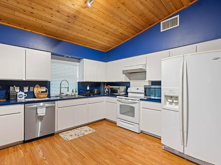 756 Juniper Pl — Photo 6