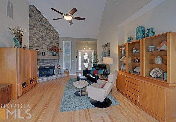 3rd image of 61 Altavista Dr