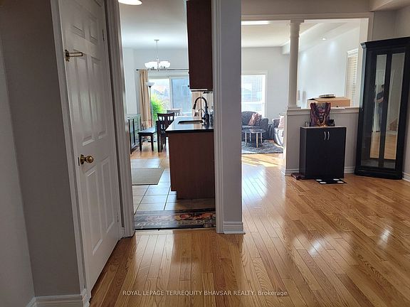 5th image of 315 Comiskey Cres