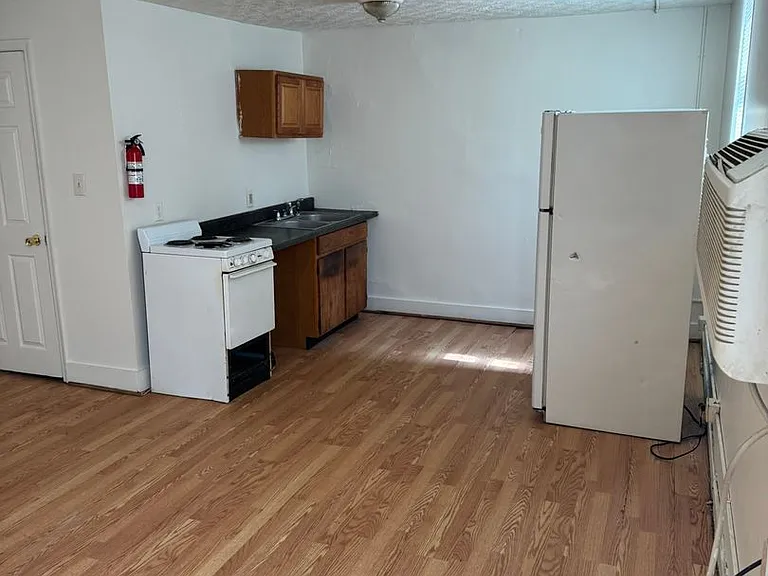 123 W Burke St — Photo 6