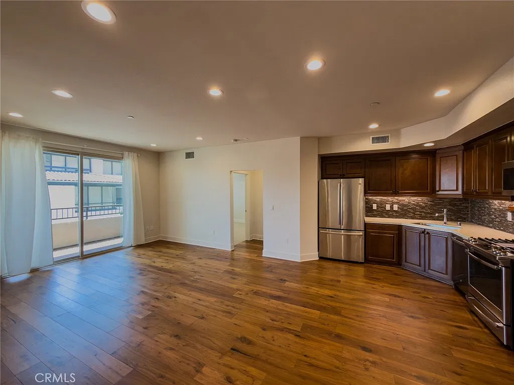 2 bed, 1060 sqft, $3,695 — Photo 3