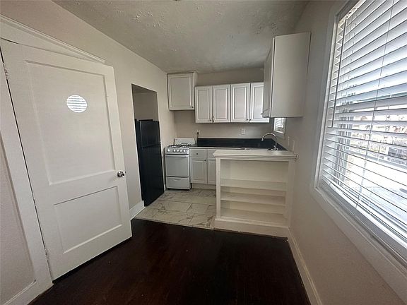 5th image of 1624 Holman St APT 14