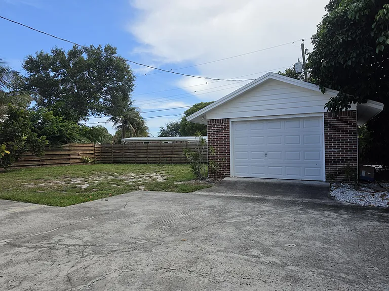 814 Poplar Dr #B — Photo 14