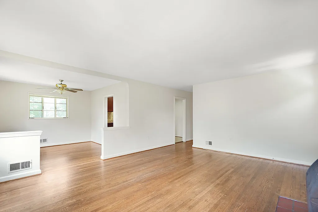 1 bed, 1800 sqft, $1,300 — Photo 1