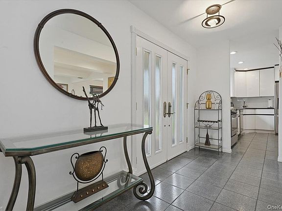 5th image of 2461 Riviera Lane