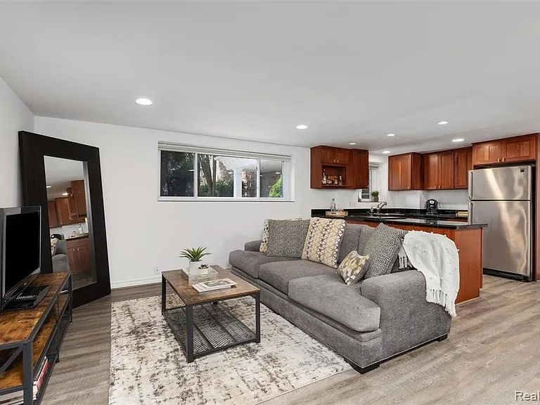 450 Oak Ave #100 — Photo 5