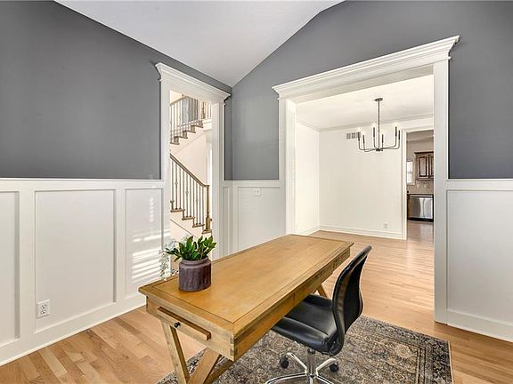 2nd image of 929 SW 33rd St