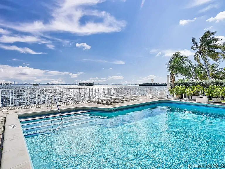 6011 N Bayshore Dr #3 — Photo 4