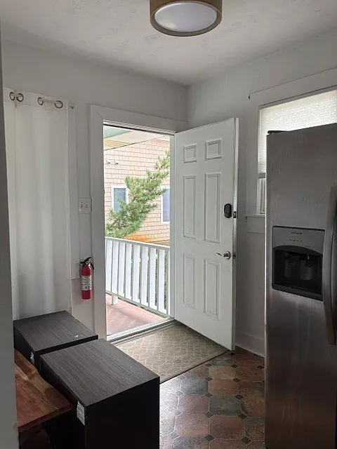 3 bed, 1000 sqft, $2,300 — Photo 2