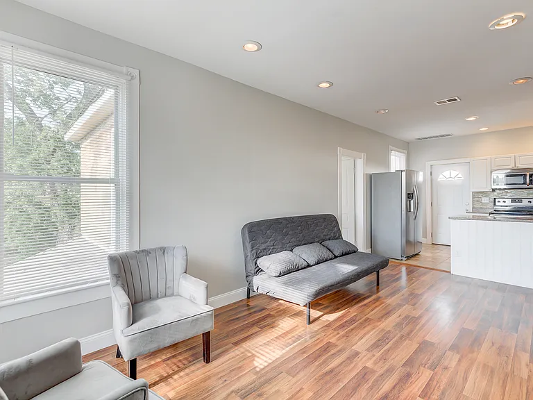 217 W Collins St #B — Photo 9