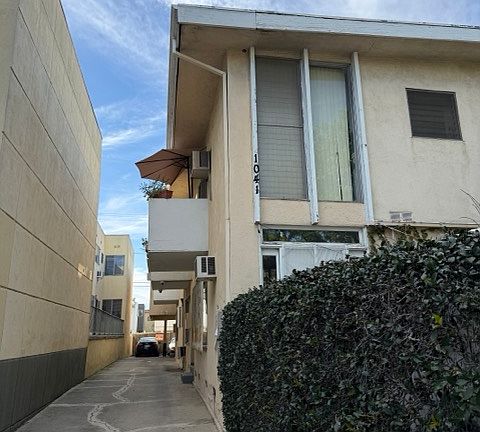 5th image of 1041 N Ogden Dr