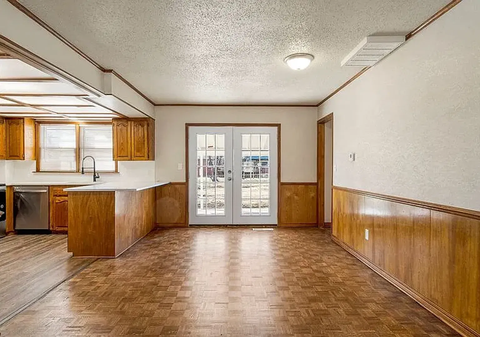 Charming Tulsa Home 2844 S 73rd E Ave — Photo 2