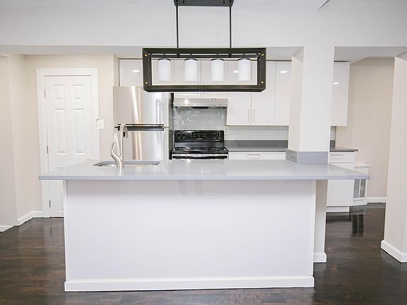 3rd image of 927 Pine St #103