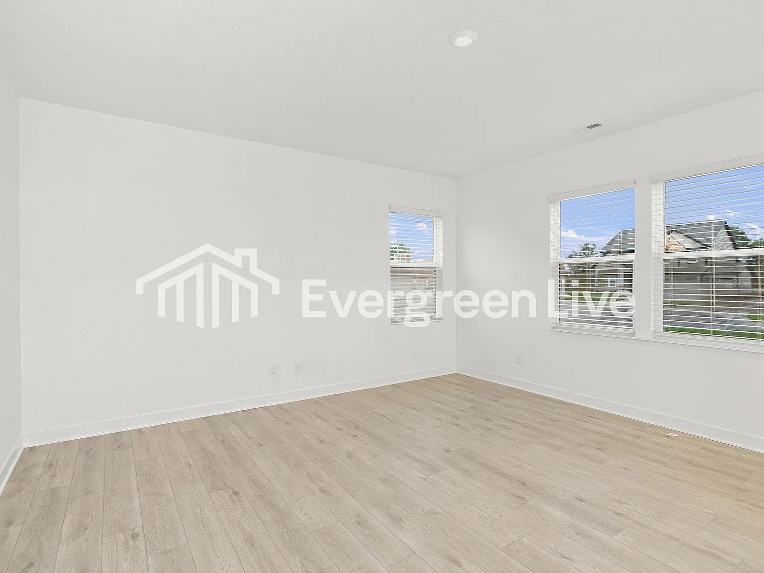 5 bed, 3.0 bath, 2422 sqft, $2,180 — Photo 4
