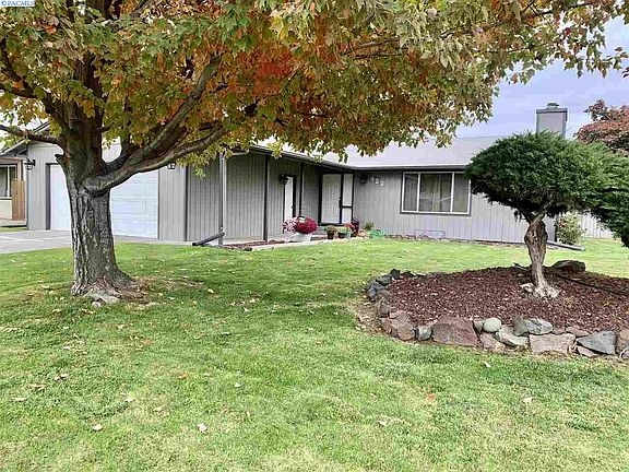 2nd image of 400 N Desdemona Ave