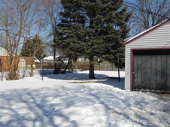 3rd image of 20820 Wellington Ave