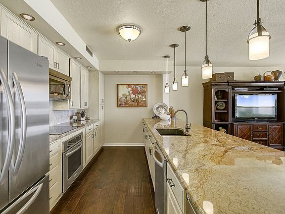 4th image of 301 Island Dr #D