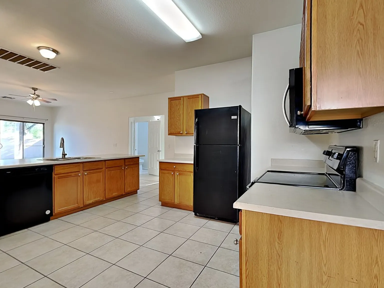 3 bed, 2.0 bath, 1725 sqft, $1,865 — Photo 3