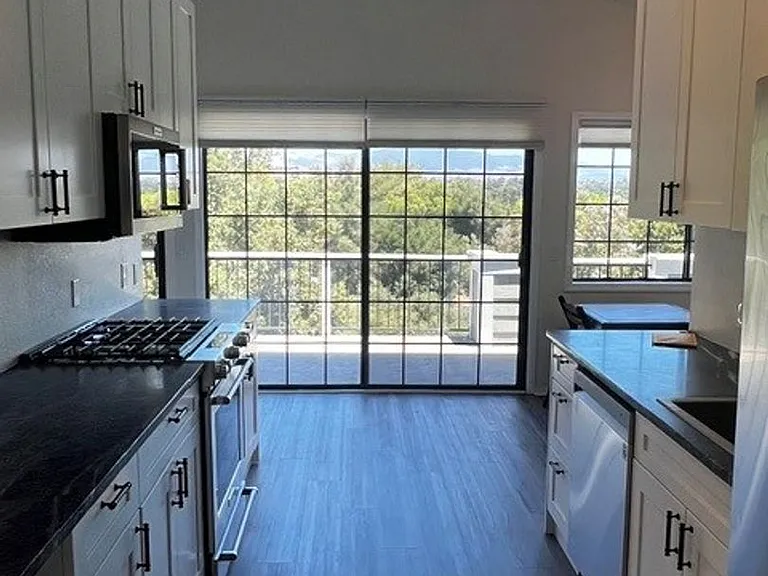 736 Hillside Dr — Photo 18
